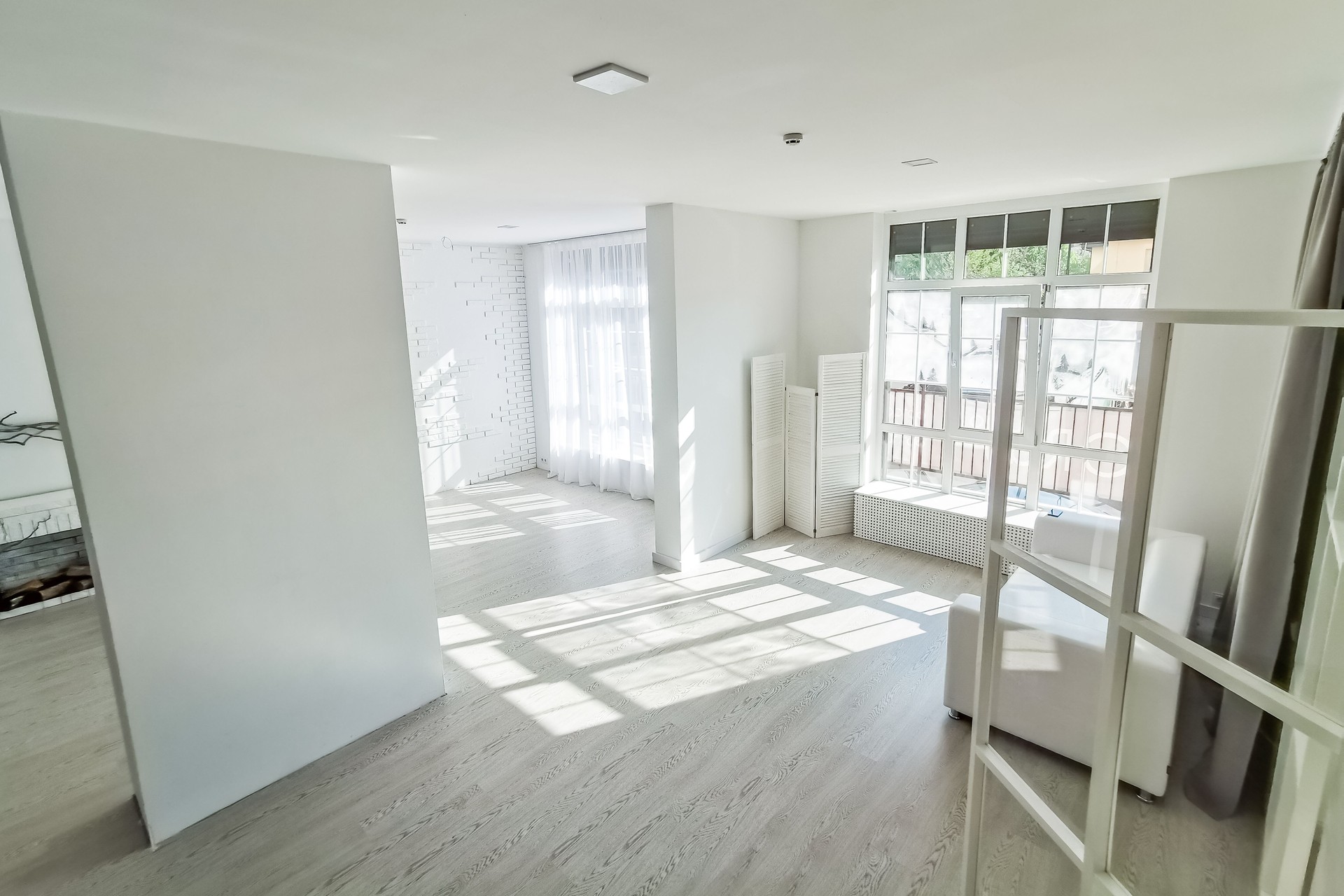 The empty white room with two windows